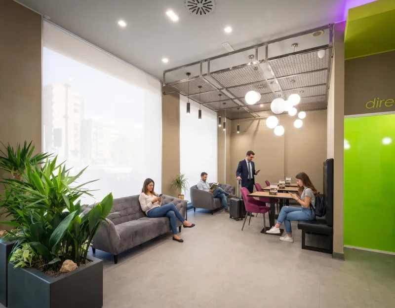 Area lounge moderna e accogliente