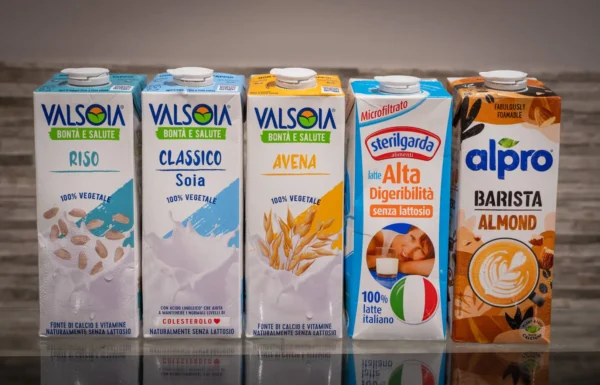 Cinque confezioni di latte vegetale di diverse marche.