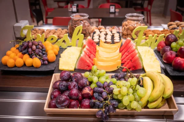 Frutta fresca colorata e biscotti su tavolo.