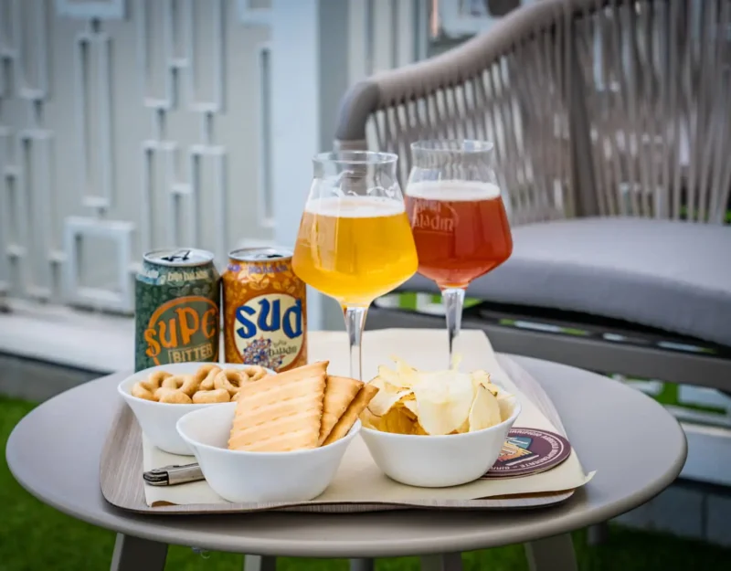 Aperitivo all'aperto con snack e birra.