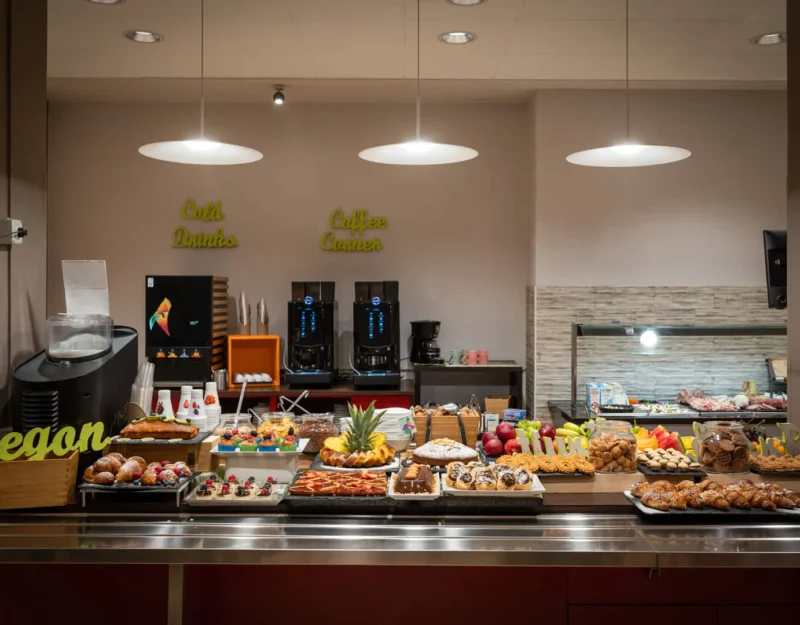 Buffet con opzioni vegan e angolo caffè.
