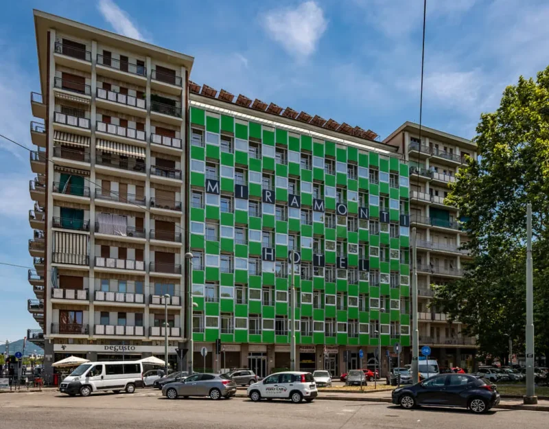 Edificio colorato con scritta "Miramonti Hotel" sulla facciata.