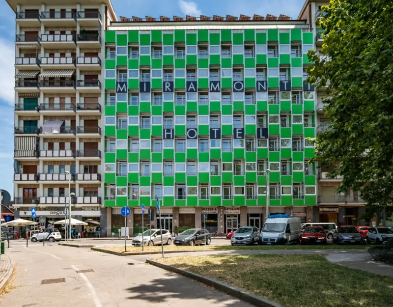 Edificio dell'Hotel Miramonti con giardino e parcheggio.