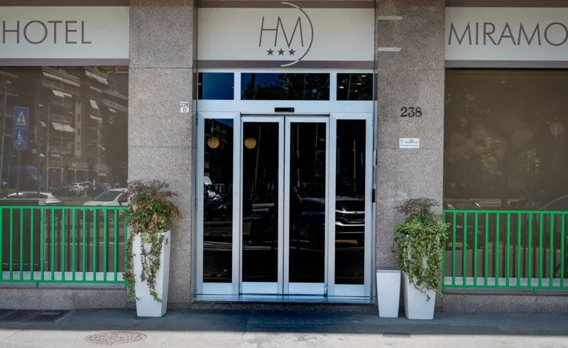 Ingresso principale dell'Hotel Miramonti a Torino.