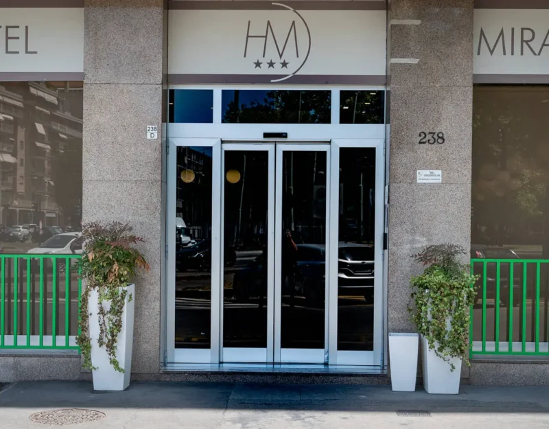 Ingresso principale dell'Hotel Miramonti a Torino.