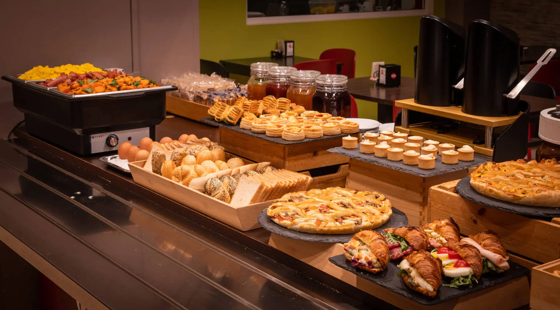 Buffet di colazione variegato con pane e dolci.