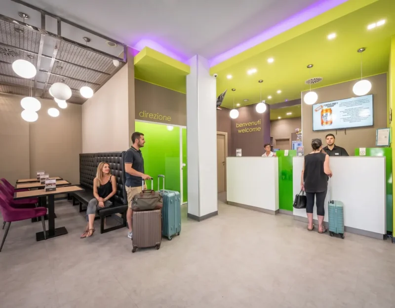 Reception accogliente e moderna dell'hotel.