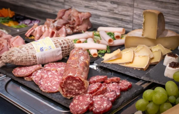 Buffet di salumi e formaggi delizioso.