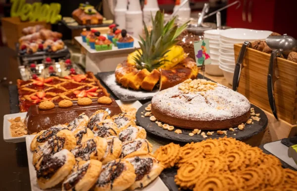 Buffet di dolci ricchi e vari su tavolo.