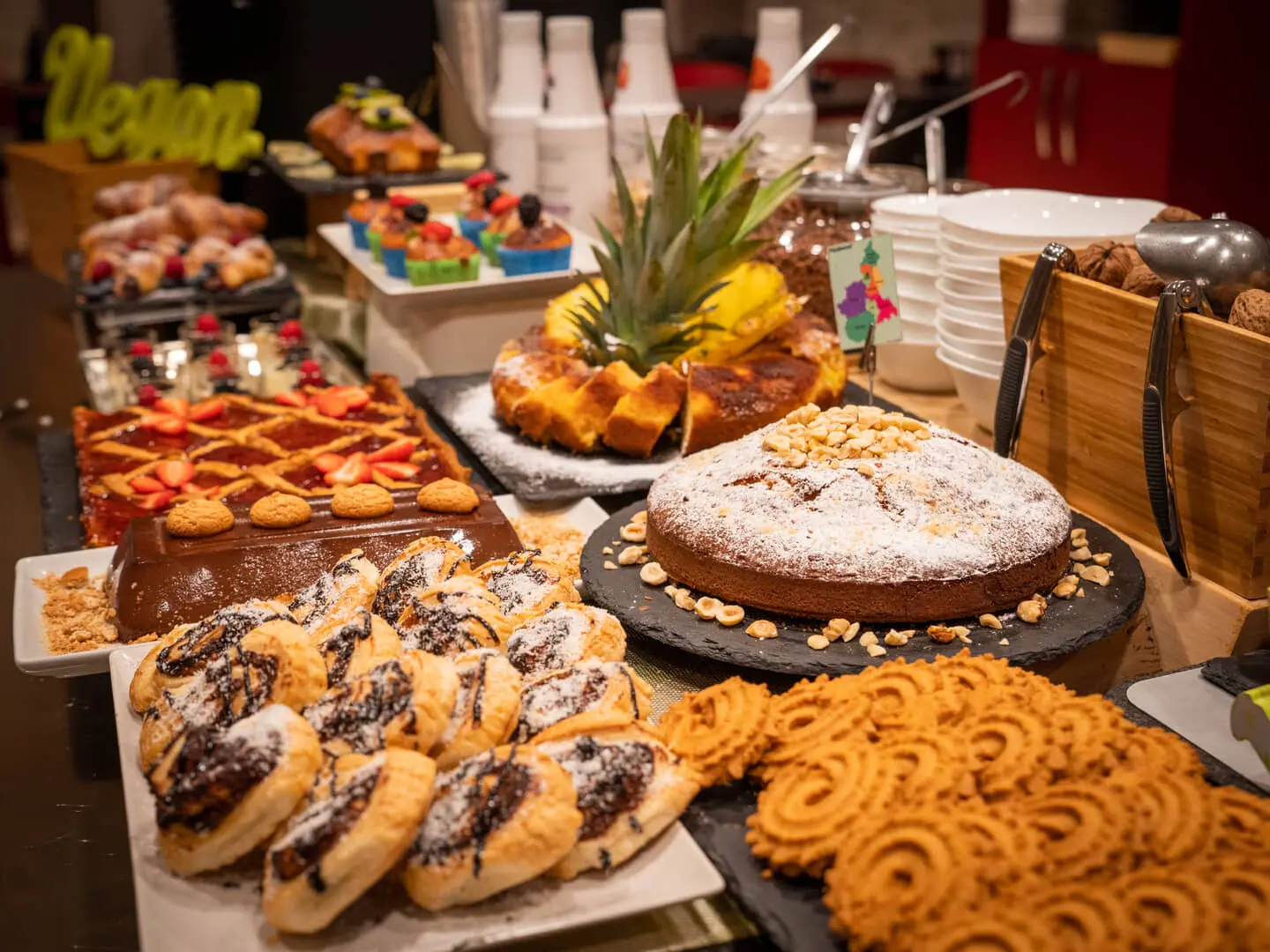 Buffet di dolci ricchi e vari su tavolo.